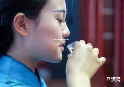 中国十大名酒白酒品牌大解密：茅台、五粮液等上榜巨头风采展